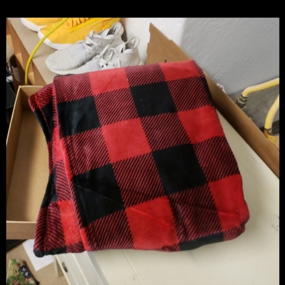 Rae Dunn Christmas Holiday Buffalo Plaid Fleece Throw Blanket Red Black 50 X 60" - Picture 4 of 8